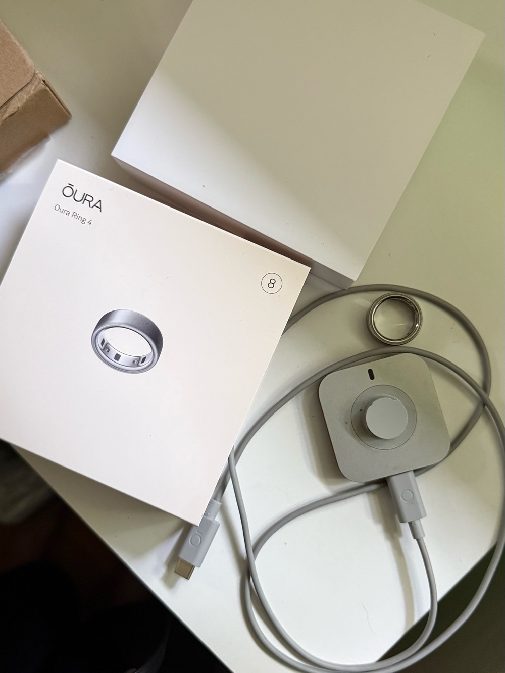 Oura Ring 4 - Size 8 Silver (Complete Set with Charger & Box)
